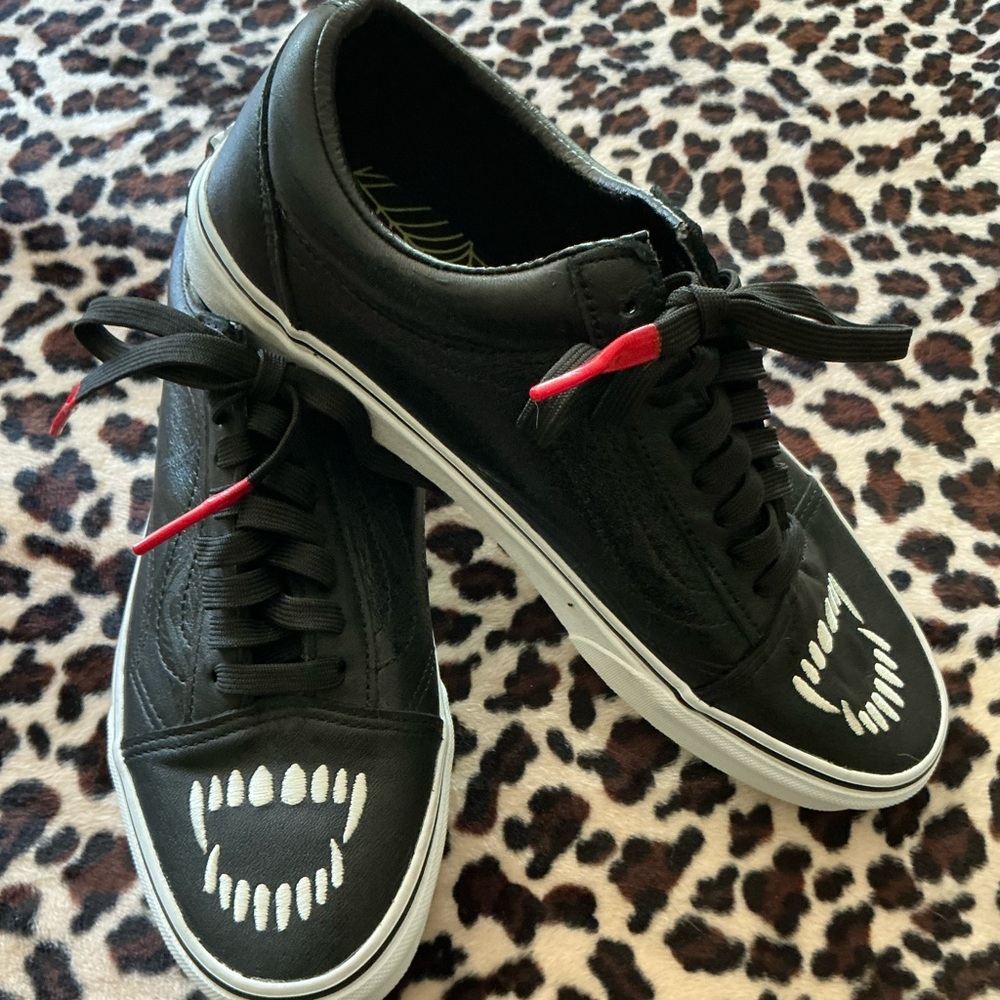 Vans Old Skool Black Fangs Skate Shoes 9.5 NEW